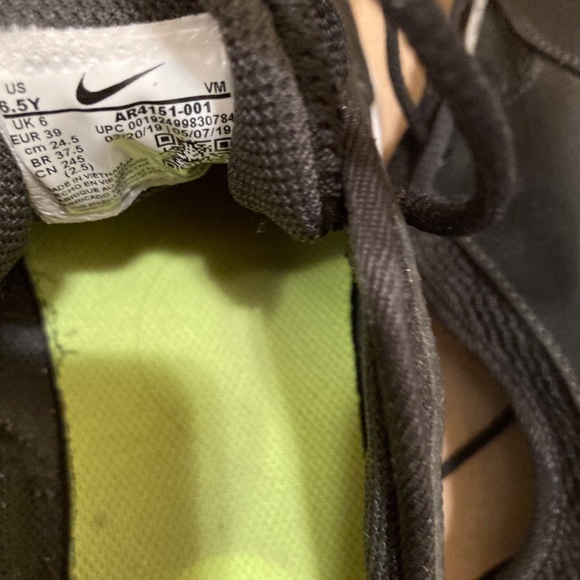 Boys Black Nike Runners - Picture 5 of 5